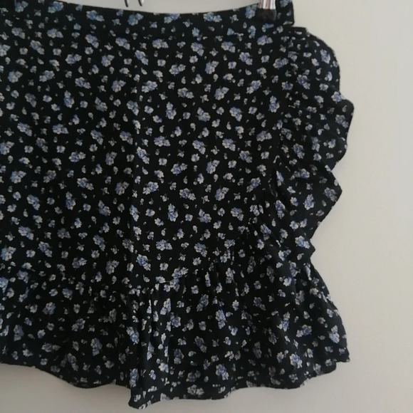 Madewell Ruffle Wrap Mini Skirt in Baby's Breath Blue Micro Floral 4 - Picture 6 of 16